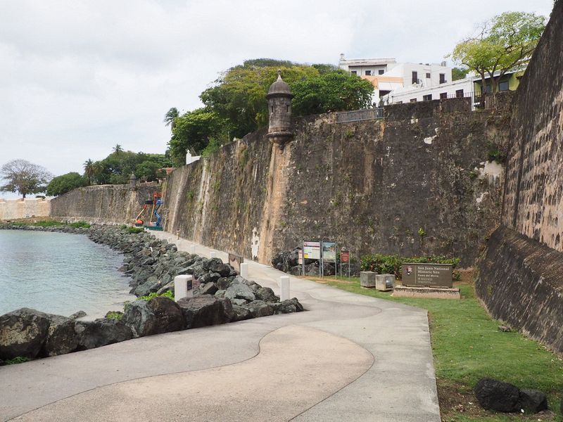 A long expanse of the city wall