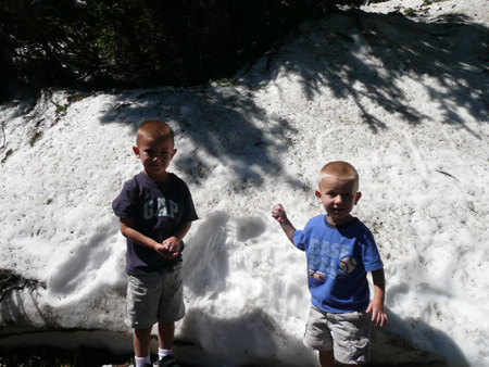 038 Andrew and Nicholas in snow