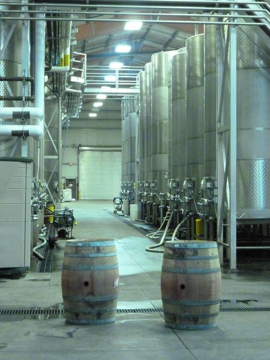 Stainless steel tanks for wine