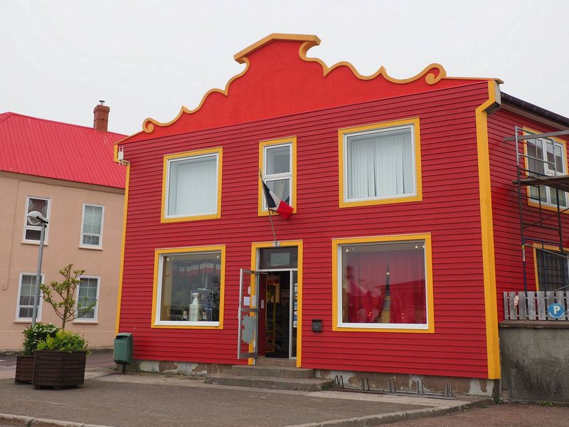 Very red store