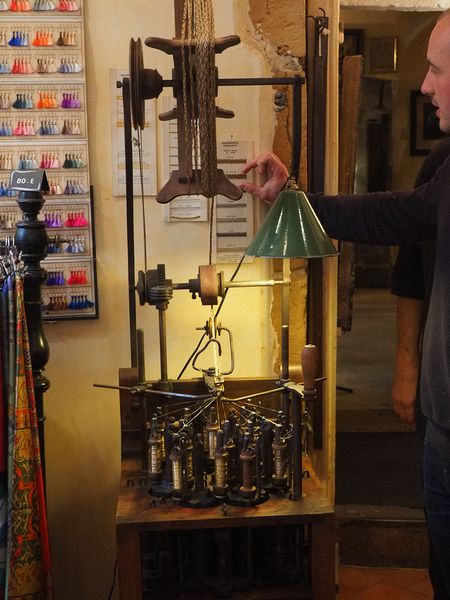 This machine makes braids from metallic thread